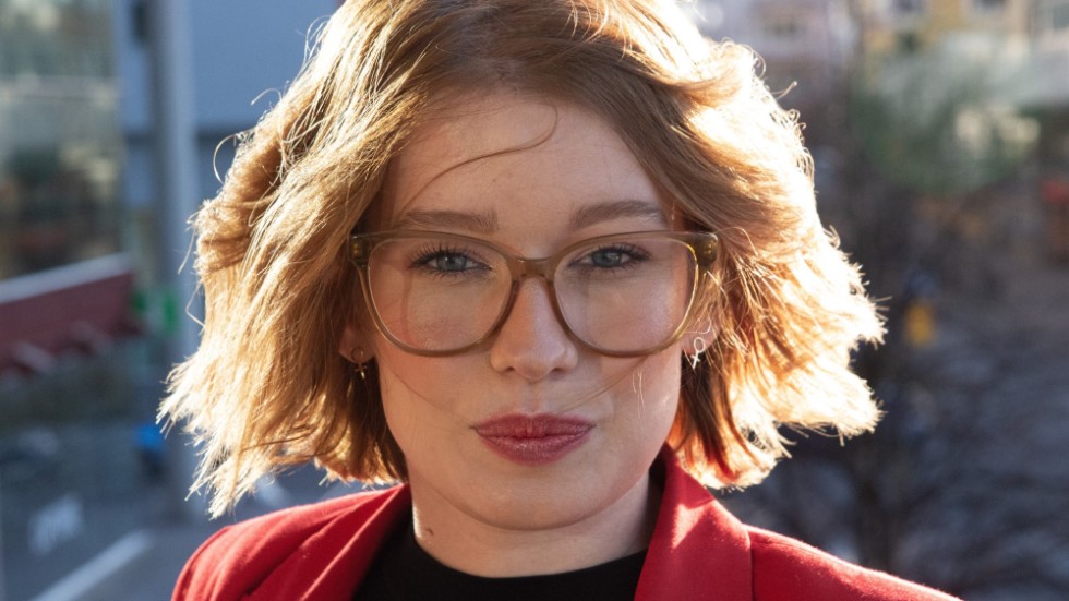 S-profil utan nya uppdrag. Emmeli Nybom, 31 år, petas som ordförande i kultur- och fritidsnämnden efter partiets uppgörelse med Miljöpartiet. "Jag tar inte åt mig personligen men visst, jag älskar av hela mitt hjärta att jobba med kultur- och fritidsfrågorna. Oerhört viktigt för allt som händer i Luleå och övriga länet", säger Emmeli Nybom (S).  
