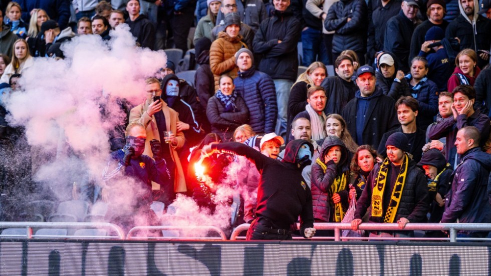 Derbyt mellan Djurgården och AIK fick avbrytas temporärt efter oroligheter på läktarna.