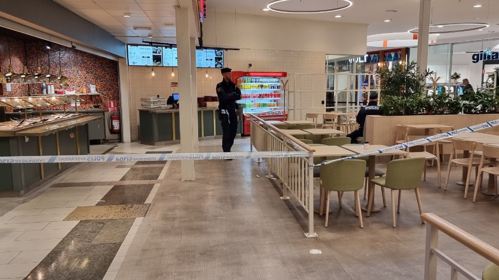 Polisen spärrade av en del av restaurangdelen inne på Ingelsta shopping.