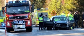 Tre till sjukhus efter trafikolycka