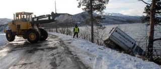 Lastbil körde utför stup