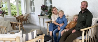 Frida och Dennis lämnade drömhuset vid sjön för en gammal gård på landet: "Har inte saknat det"