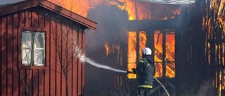 55 personer fick fly från brinnade hus