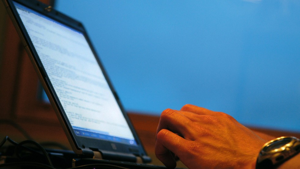 Att vara anonym när man skriver insändare kan för en del kännas nödvändigt för att inte utsättas för skitsnack, menar skribenten, som dock önskar att alla vågade stå för sina åsikter.