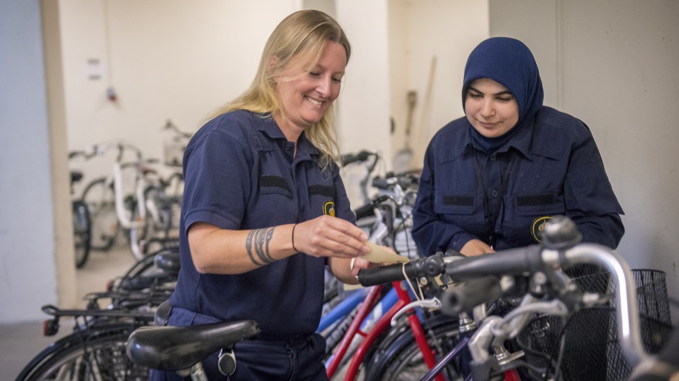 Celie Kurg och Rokea Rabah är receptionister på polisstationen men har inte märkt av i receptionen att cykelstölderna har ökat.