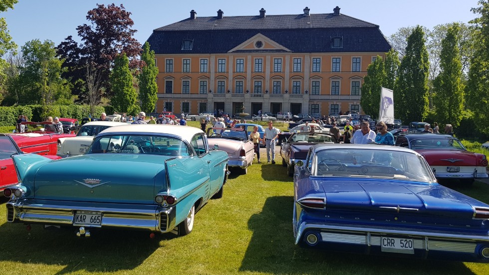 Samling utanför Nynäs slott på Gästabudsrundan.
