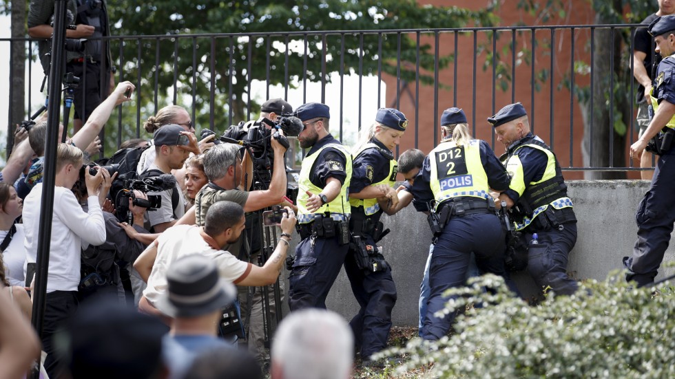 En av polisens få ingripanden under manifestationen utanför Stockholms moské.