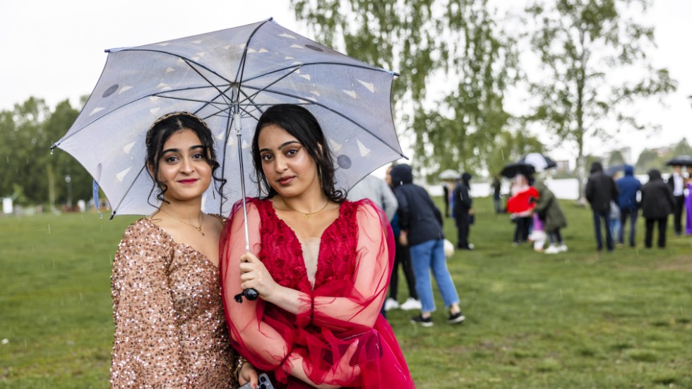 Bra, men blött när systrarna Maheen Imran och Shama Imran tar studenten.
