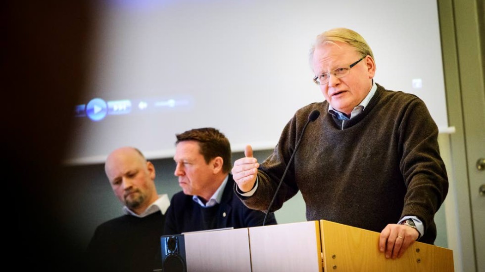 FÖRSVARSPOLITIK. Försvarsminister Peter Hultqvist (S) var huvudtalare vid den försvarspolitiska konferensen i Jokkmokk. På bilden syns även riksdagsledamoten Daniel Bäckström (C) och Göran Mårtensson, chef för FMV.