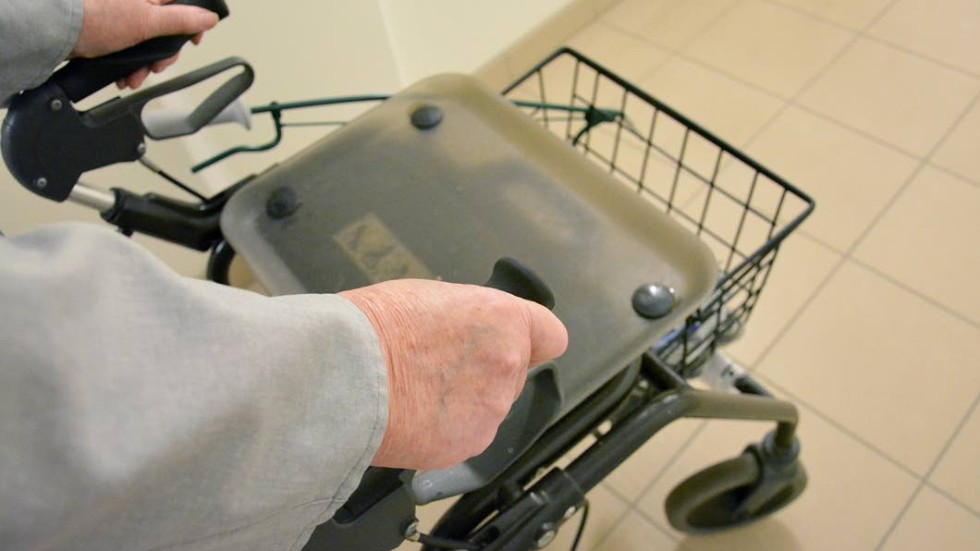 Socialtjänsten vill ha mer personal för att kunna förhindra att den aggressiva mannen kör på andra medboende med sin rullator.