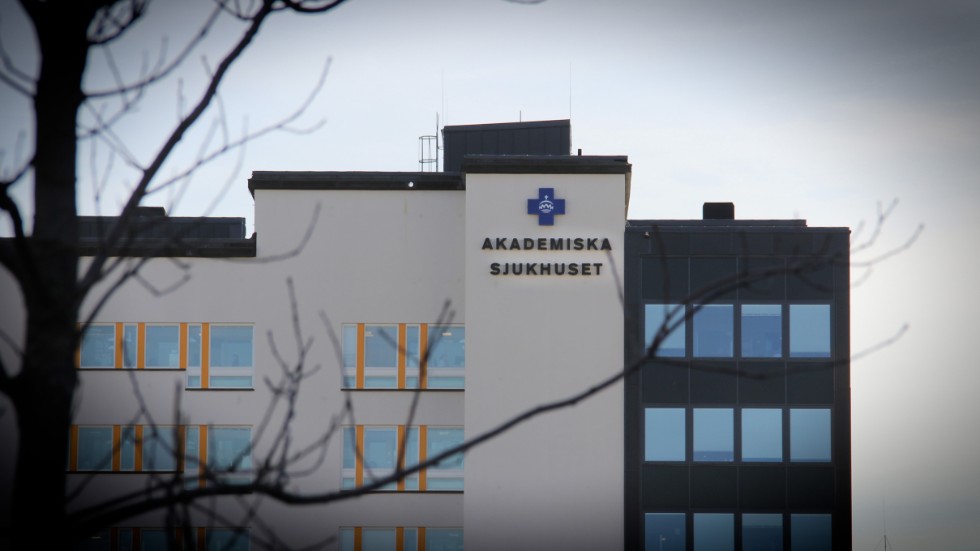 En läkare har blivit överfallen på akutpsykiatrin på Akademiska sjukhuset, trots ett pågående skyddsstopp. 