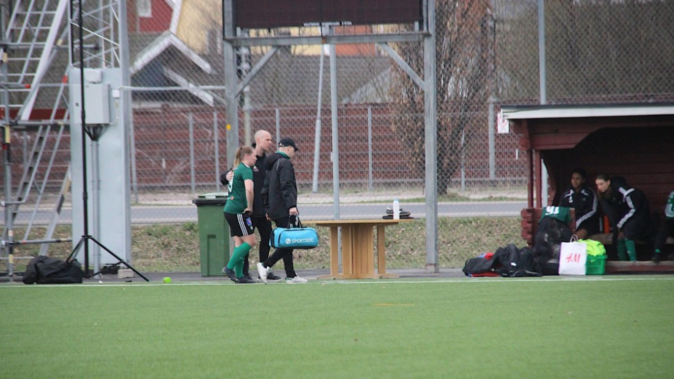 ESK-tränarna Oscar Odeheim och Mattias Hemlin hjälper Matilda Wigholm ut från planen efter en skada i matchen på Löten. Lite senare i matchen blir Odeheim varnad. Mer om det i texten.