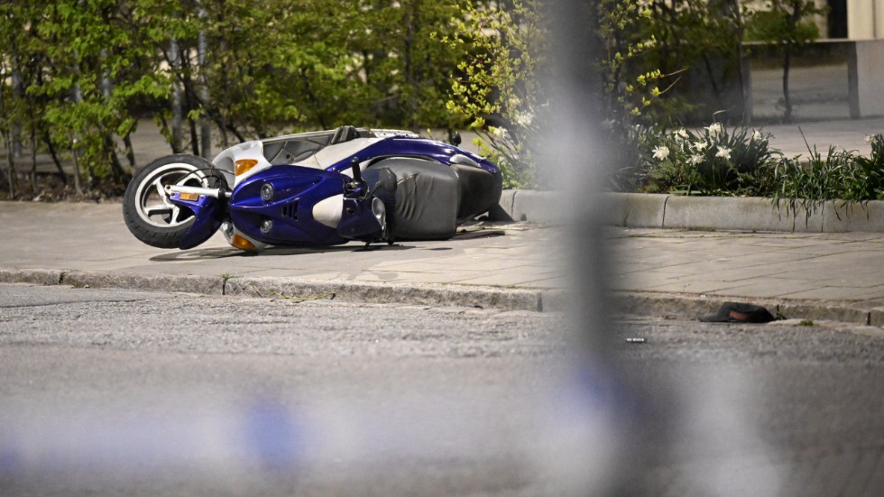 Polisen har spärrat av kring en moped i Malmö efter en misstänkt knivskärning natten till lördagen.