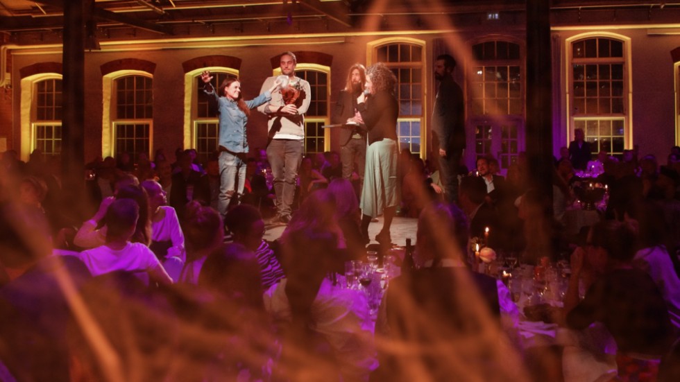 Jessica W Sandberg, längst till vänster, skrek och sträckte armarna mot Münchenbryggeriets tak när det gick upp för Mariefredsbon att hennes uppfinning vunnit guld i kategorin Årets kreativa event.