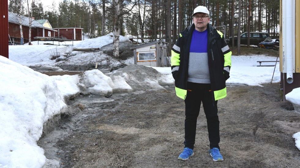 Ari Mikkola på den delen av gräsmattan som täcks av borrkax. "Det är extra tråkigt för jag hade äntligen efter tre års slit fått till en fin gräsmatta" säger han.