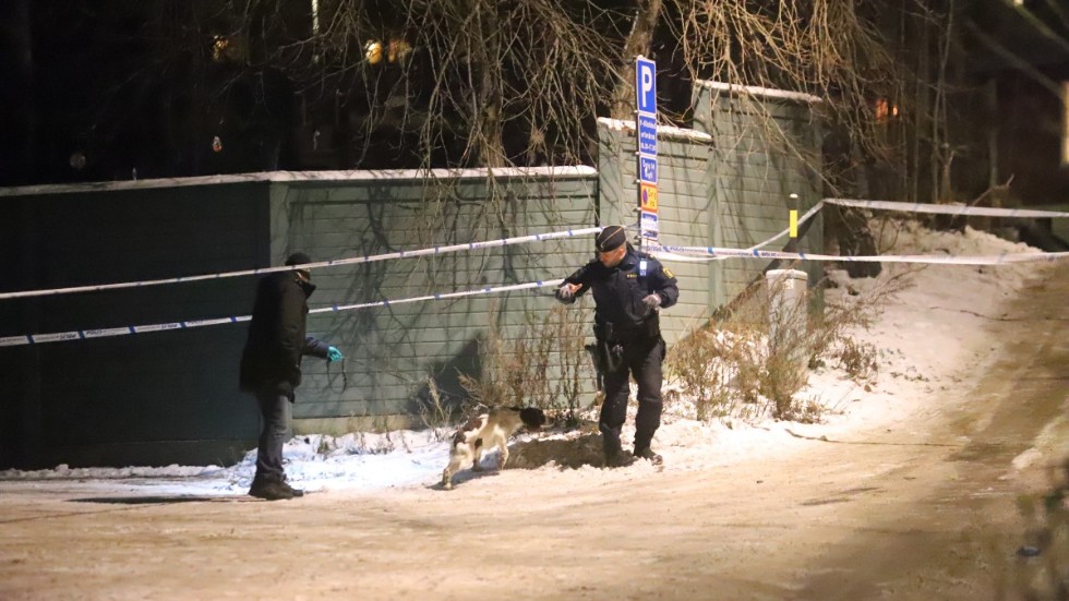 En man hittades skjuten i ett fordon i Stuvsta i Huddinge på onsdagskvällen.