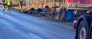 Två personbilar har kolliderat – hamnade i diket • Ingen till sjukhus • Vägen öppen igen för trafik