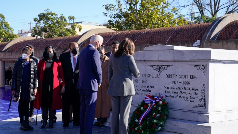 President Joe Biden och vicepresident Kamala Harris vid Martin Luther Kings grav i Atlanta, tillsammans med Kings familj.