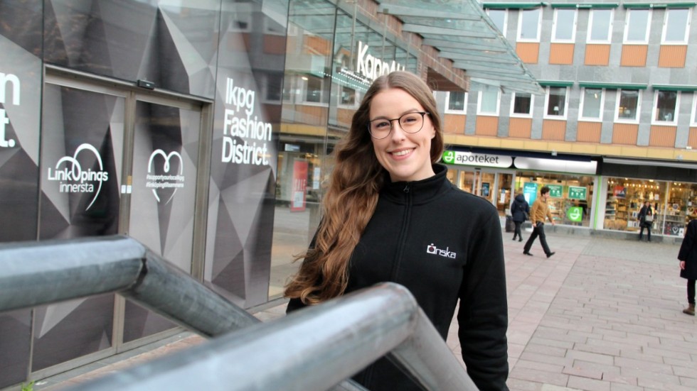 Detaljhandeln Önska lever vidare i Linköping med nytt ägarskap. 25-åriga Matilda Brobäck, som är dotter till de tidigare ägarna Thomas och Sela Brobäck, blir ny butiksansvarig, vilket var nyckeln till fortsättningen.