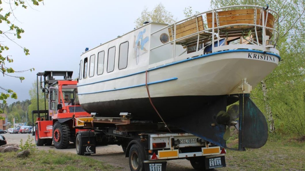 Så här transporterades Kristina på en vagn, från uppläggningsplatsen till sjöisättningsplatsen vid Bergslagsbron.