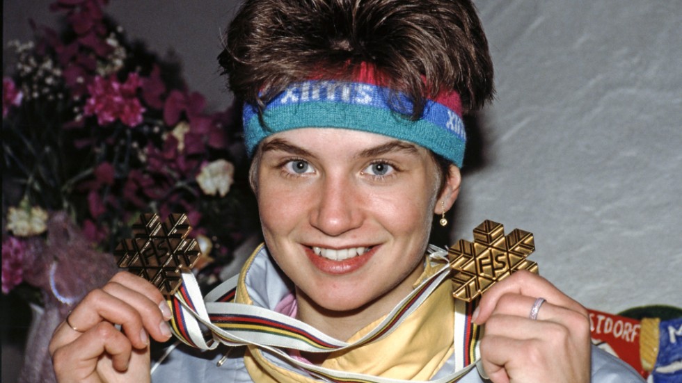 Marie-Helene Östlund (då Westin) med sina medaljer, ett guld och ett brons, från VM i Oberstdorf 1987.