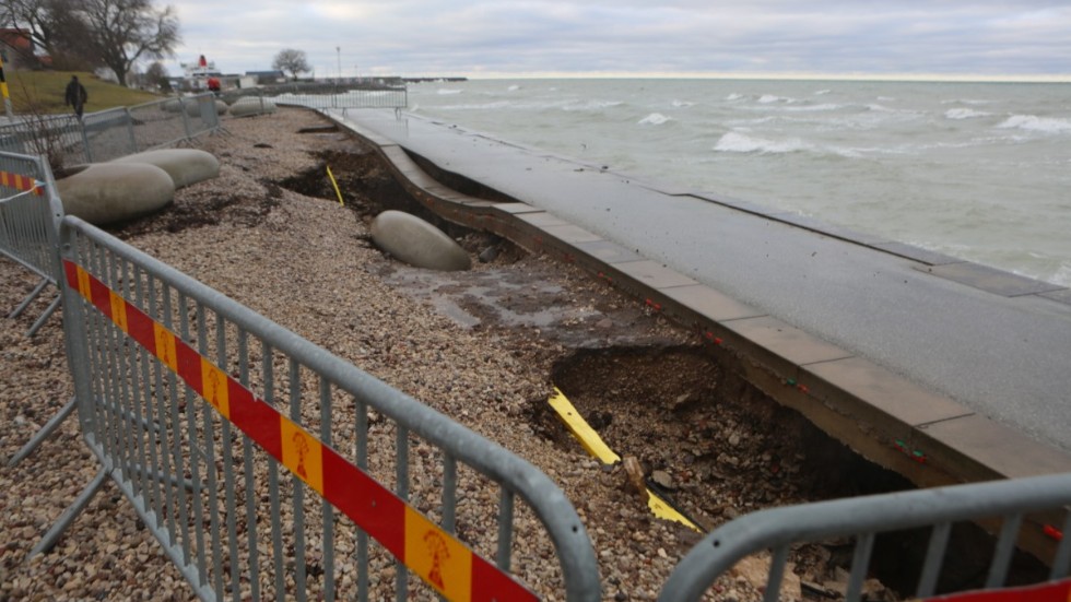 Strandpromenaden efter stormen Malik. Gångbanan hänger i luften.