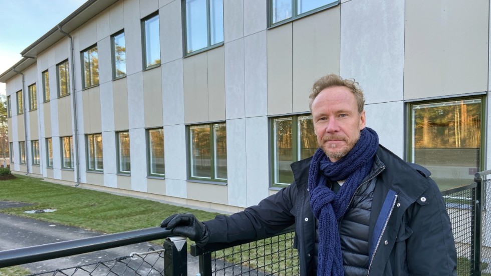 Linus Fogel (S) är ordförande för vård- och omsorgsnämnden i Oxelösund. Han hoppas på att fler barnfamiljer ska flytta till kommunen för att jämna ut den demografiska kurvan. Nyligen invigde han det nya boendet vid Björntorp i Oxelösund.