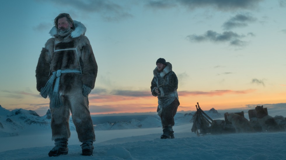 Nikolaj Coster-Waldau som polarfararen Ejnar Mikkelsen och Joe Cole som hans medhjälpare Iver Iversen i "Against the ice". Pressbild.