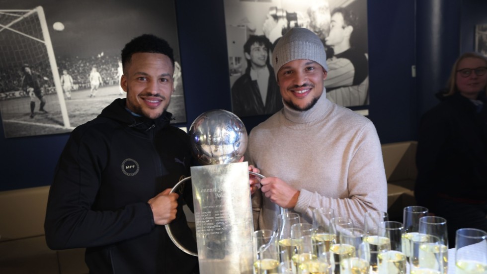 MFF-spelaren Martin Olsson på lagets guldmiddag med brodern Marcus Olsson, som just nu är klubblös.