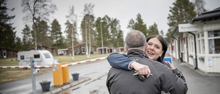 Sommaren är här – lång kö när säsongsgästerna på Byske Havsbad släpptes in