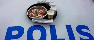 Polisen bjöds på oväntad frukost