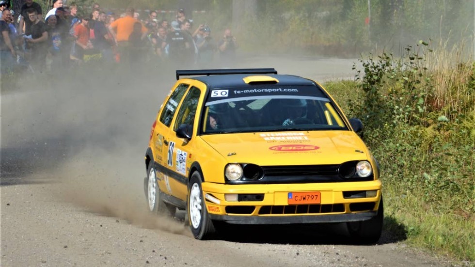 Robert Eriksson från Eskilstuna MK med Jens Thapper i högerstolen i sin Renault Clio R3 slutade elva i helgen.