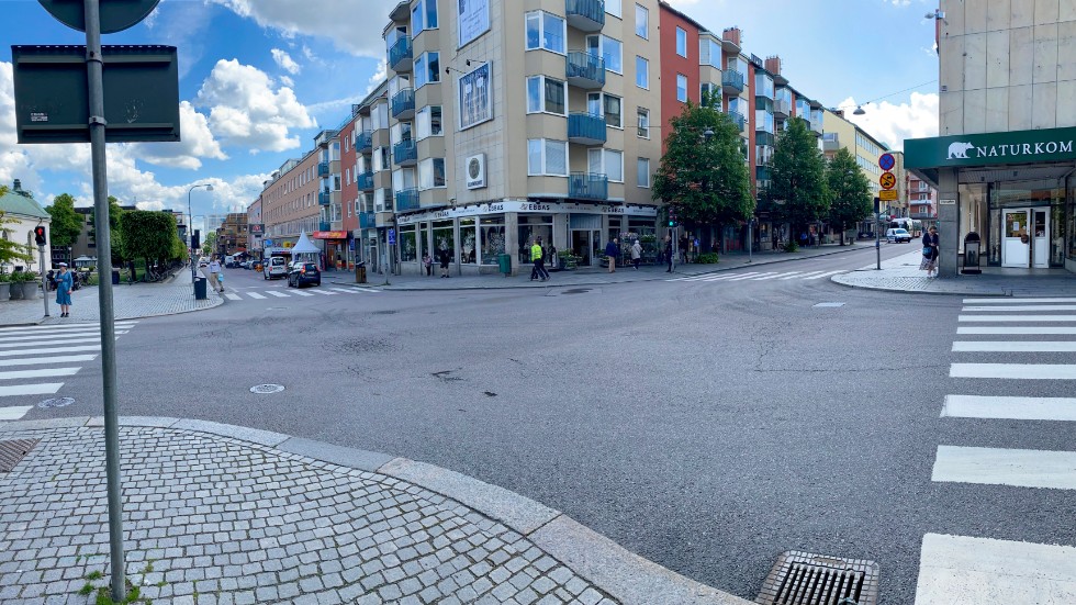 Den 33-årige mannen körde bil på S:t Larsgatan. Men tingsrätten anser inte att han gjort sig skyldig till något brott. (Bilden är tagen i ett annat sammanhang.)  