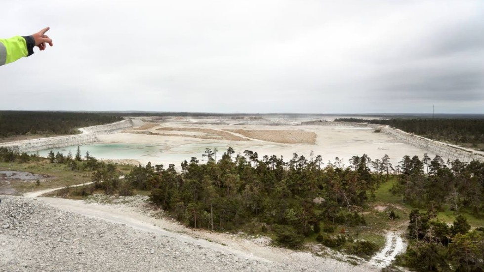 I Klinthagen vill Nordkalk fortsätta brytningen av kalksten flera år framöver. Naturvårdsverket oroas över hur det påverkar Hoburgsmyr.