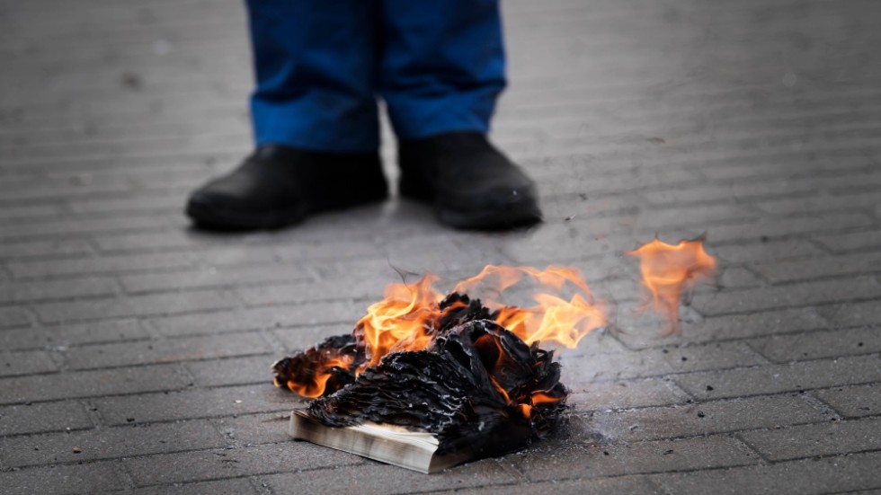 Den politiska fokusen kring koranbränningarna ska riktas mot Sverigedemokraterna, inte mot Vänsterpartiet eller Miljöpartiet, skriver insändarskribenten. Arkivbild