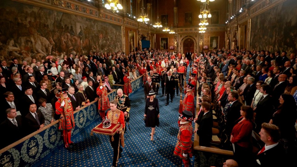 Prins Charles, hans hustru Camilla och prins William går in i parlamentet.