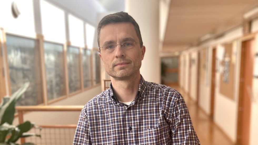 Marco Kuhlmann, är forskare och kan mycket om AI. Han berättar dock att företaget bakom OpenAI släpper mindre och mindre information om hur man arbetar med tekniken, i takt med att tjänsten kommersialiseras. Därför kan det bli svårare för forskare i framtiden att svara på hur chattrobotarna egentligen fungerar. 