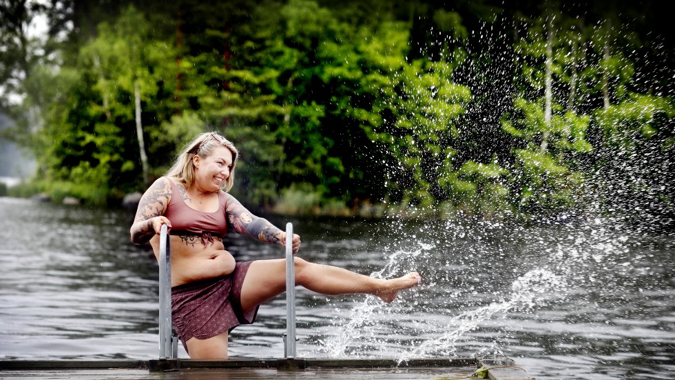 Sommar, sol och bad – för Sara Sigge har det varit en livslång resa att omfamna den egna kroppen. Nu sprider hon kroppsacceptans och har en uppmaning inför besöket på stranden. "Kom ut ur vassen, det är mycket roligare".