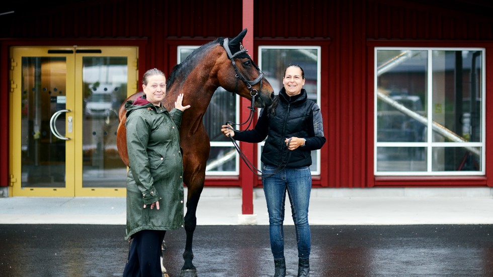 Pernilla Lövström ansvarig för verksamheten på Nyköpings ridskola och Irina Jörgensen, utbildad hippolog och Svensk ridlärare level 3 på Strömsholm och Flyinge, ansvarig för ridverksamheten.