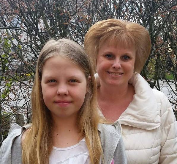 Hjälpmedel. Nora Stenlåås, 11, ingår i en diabetesstudie i Norrköping och får stöd av Linda Rosholm, Diabetesföreningen.