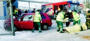 Tåg och bil kolliderade i hamnen