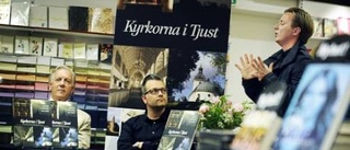 Dramatiskt ljus på kyrkorna i Tjust