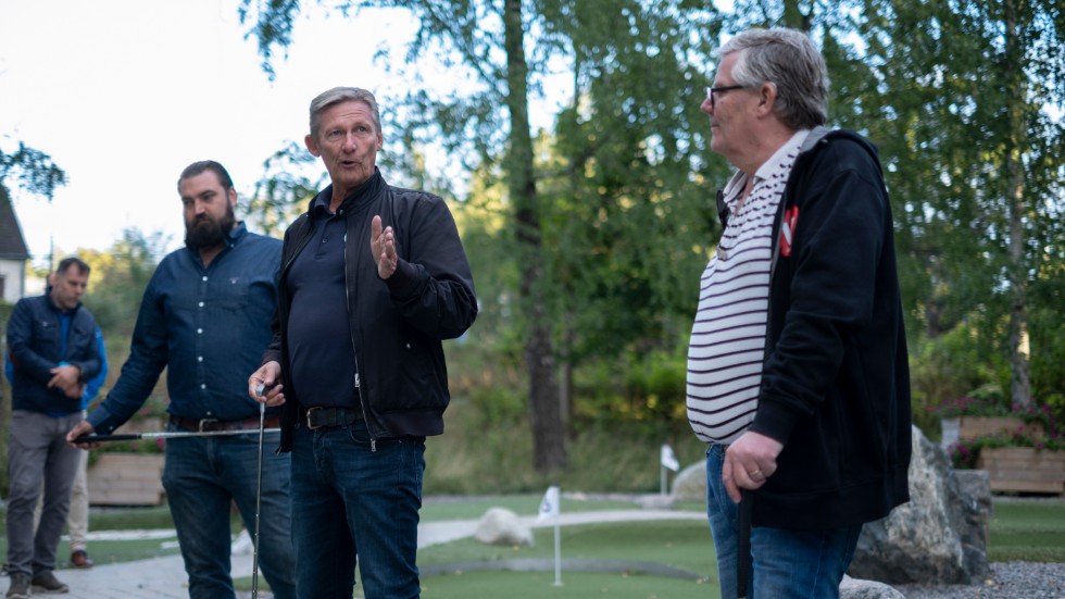 "Åk ut till Scanfil och se hur de jobbar, där siktar man på att bli lite bättre hela tiden", föreslår Tommy Aarna (M) till sittande majoritet och vill se mer effektiviseringar och uppföljningar. Lennart Pettersson (V) som själv jobbar på Scanfil menar att kommunen visst jobbar med effektiviseringar.  