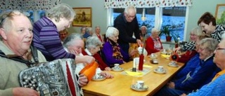 Dragspelsunderhållning när Ringarums PRO hade kaffebjudning