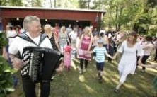 I Skälläng är midsommar en familjefest