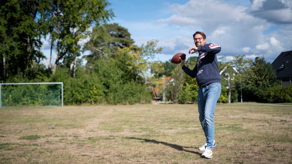Emil Broberg älskar amerikansk fotboll och ser nästan varje match med favoritlaget New England Patriots. På fotbollsplanen hemma i Duvkullen har han och sönerna kastat boll många gånger.