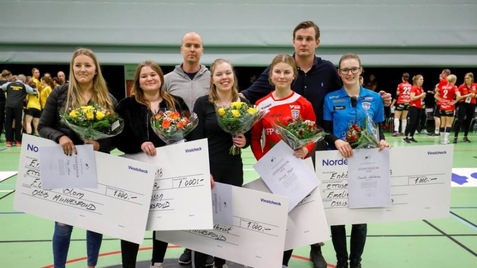 När stipendier ur Ossis minnesfond delades ut 2019 såg det ut så här; från vänster: Elin Blom, Emilia Eriksson, Johanna Lundqvist, Lovisa Wigh och Emelie Wigh. Fredrik Olsson, son till Ossi, och Martin Boquist, bakre raden.