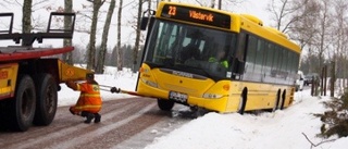 Buss i diket på glashal väg