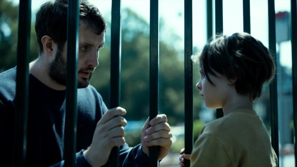 Skolan är som ett fängelse där djungelns lag gäller i den prisbelönta filmen "Playground". Nora och Abels pappa vill hjälpa men är maktlös när syskonen blir måltavlor för mobbning. Pressbild.