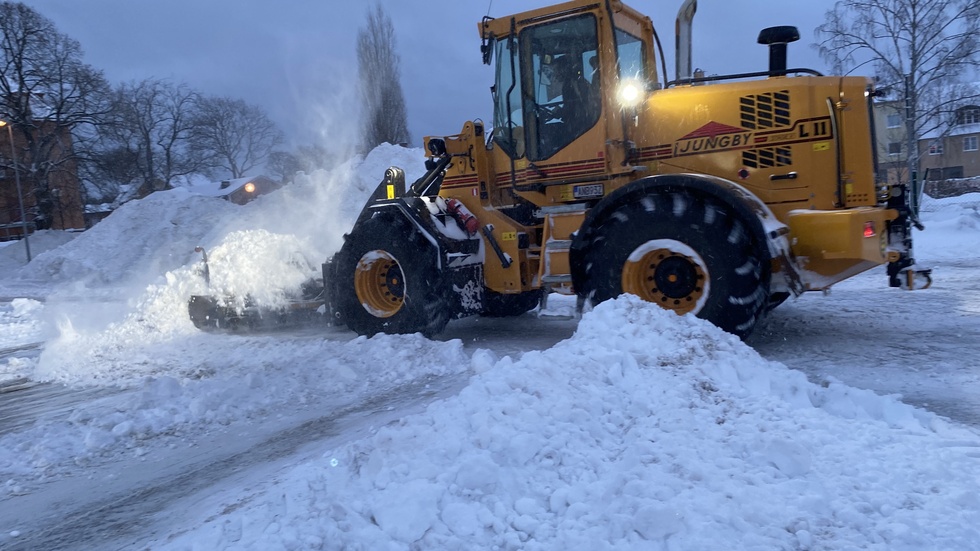 Snökaoset på Räfsarstigen i Gammelstad åtgärdades delvis under tisdag morgon. "Jag kan hålla med om att det har blivit spårigt i bostadsområdena", säger produktionsledare Olof "Olle" Lampa.